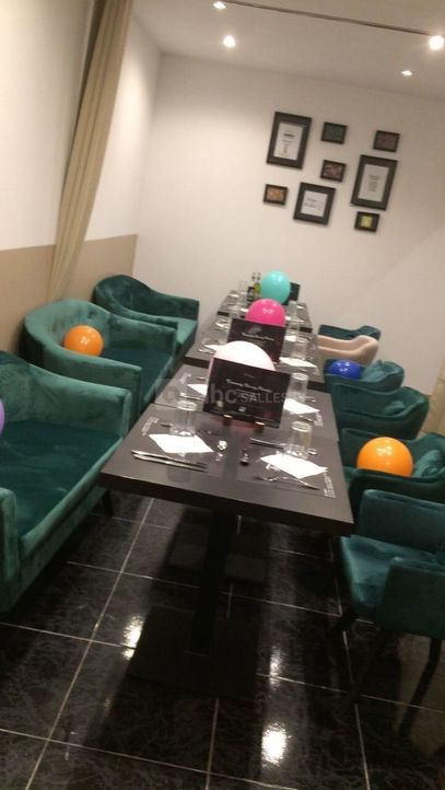 The Korner Salle du bas décoration anniversaire