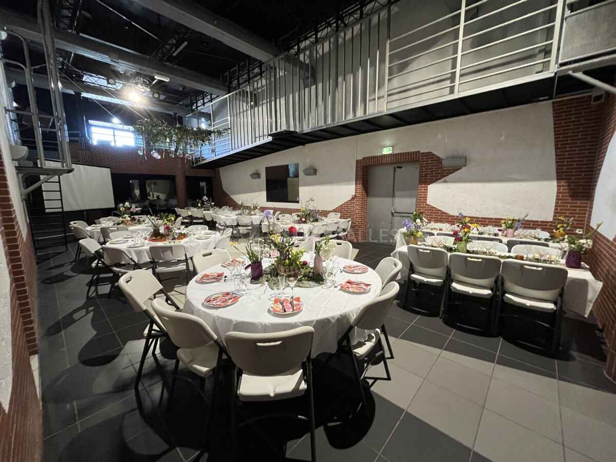 Salle actu avec table