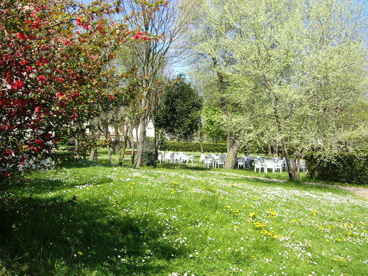 Donnant sur un parc arboré privatif