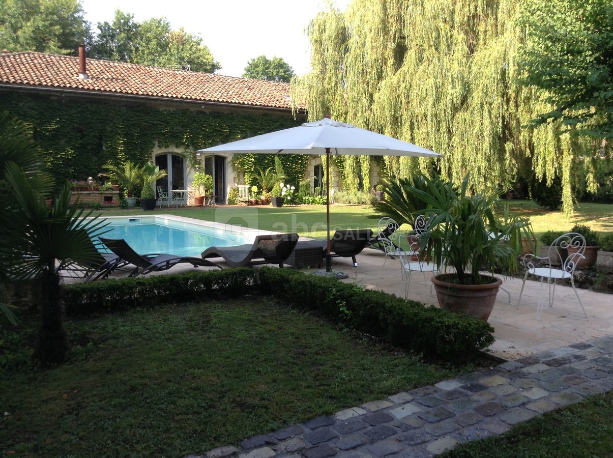 Parc et piscine du domaine