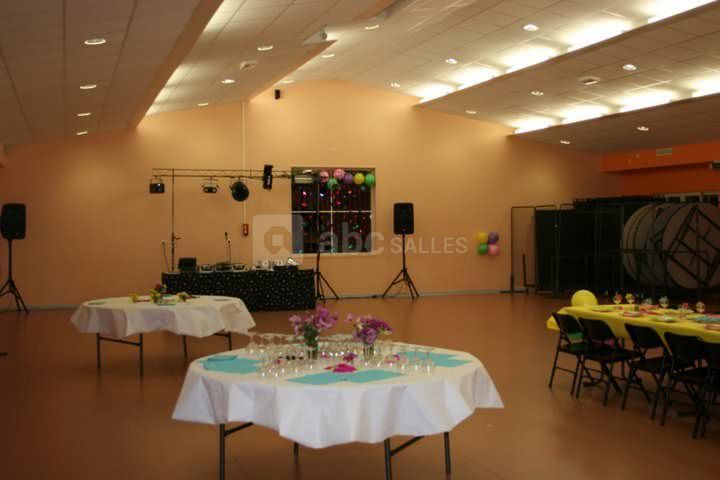 Intérieur de la salle socioculturelle de houx