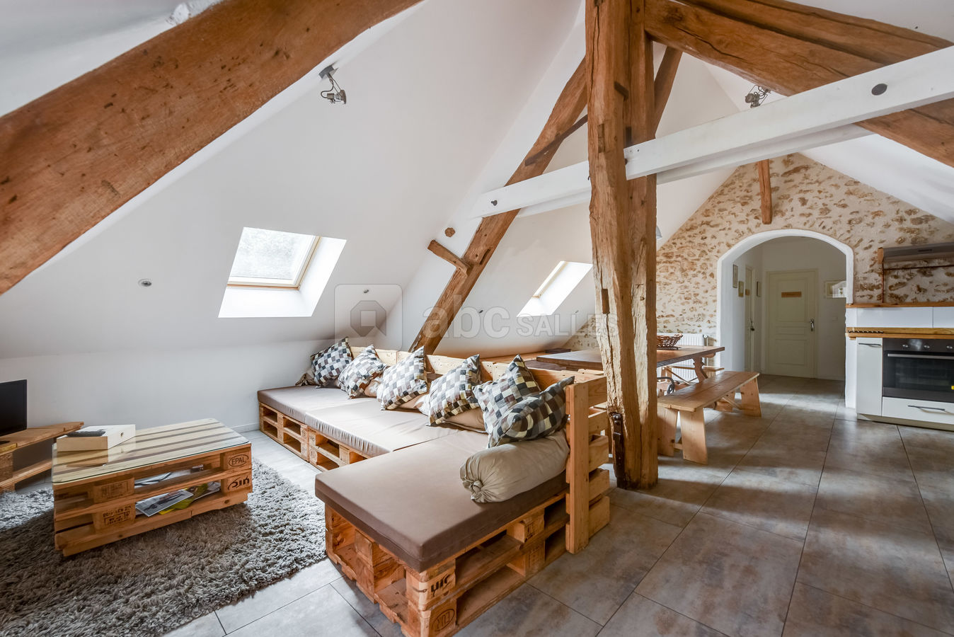 Pièce de vie dans le loft de l'écurie