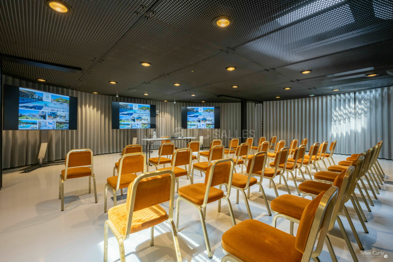Salle de séminaire disposition assemblée/ théâtre