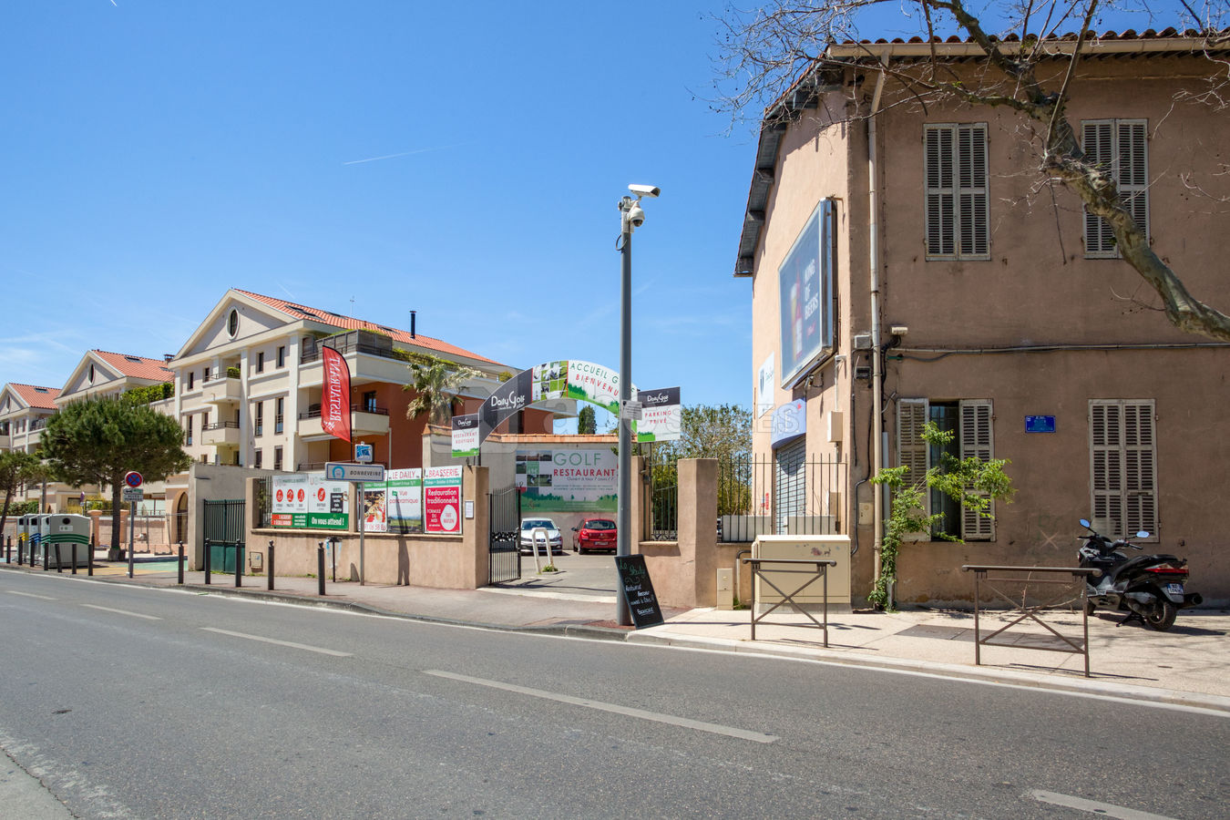 Entré 136 av clôt bey