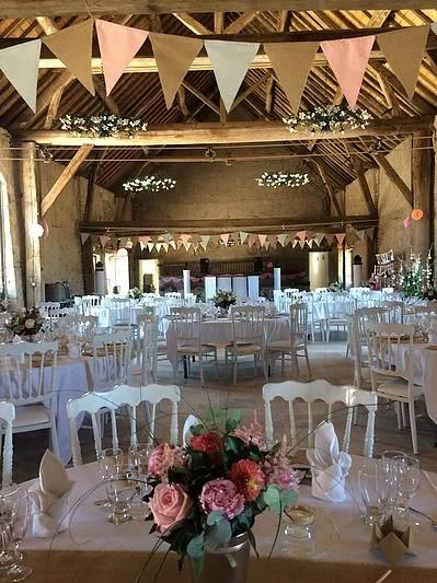 Belles tables joliment dressées