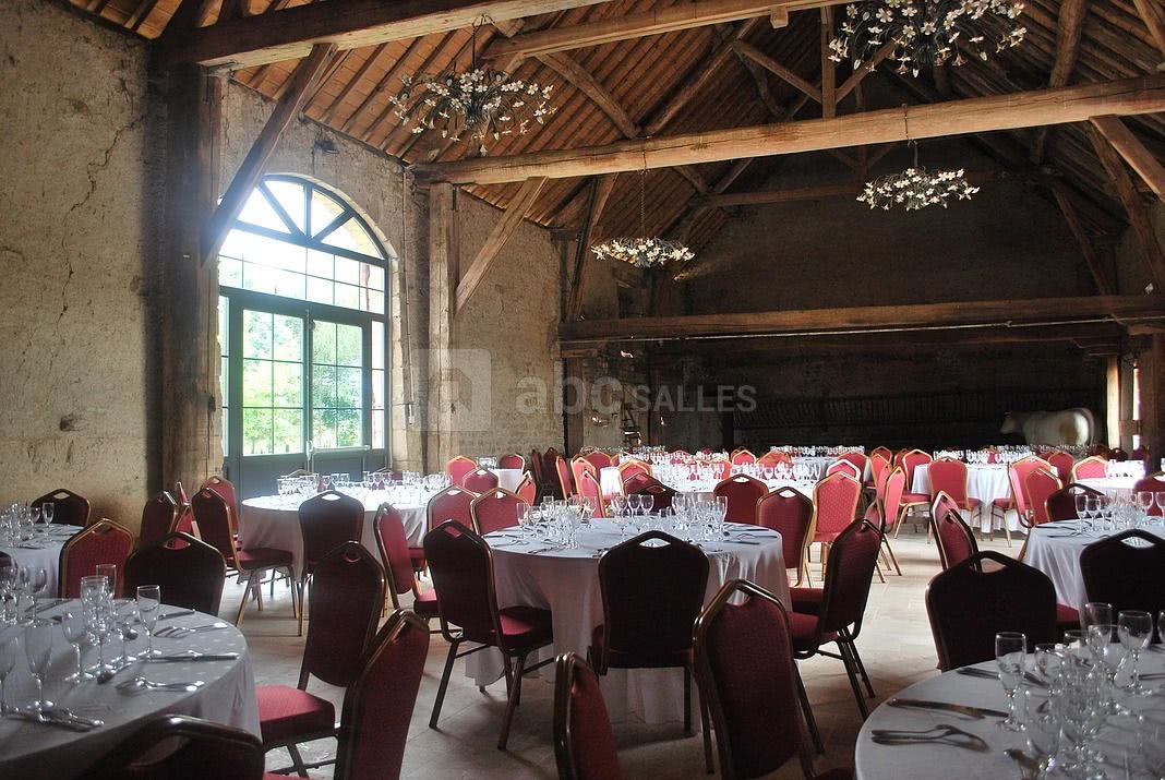 Un repas de club dans la grange