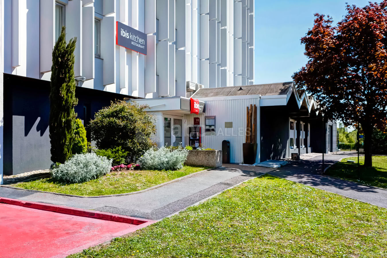 Façade de l'Ibis Lyon Est Bron