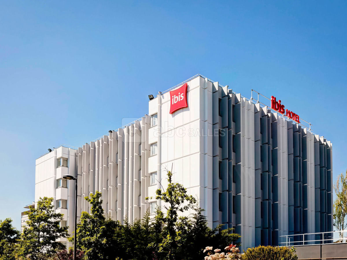 Façade de l'Ibis Lyon Est Bron