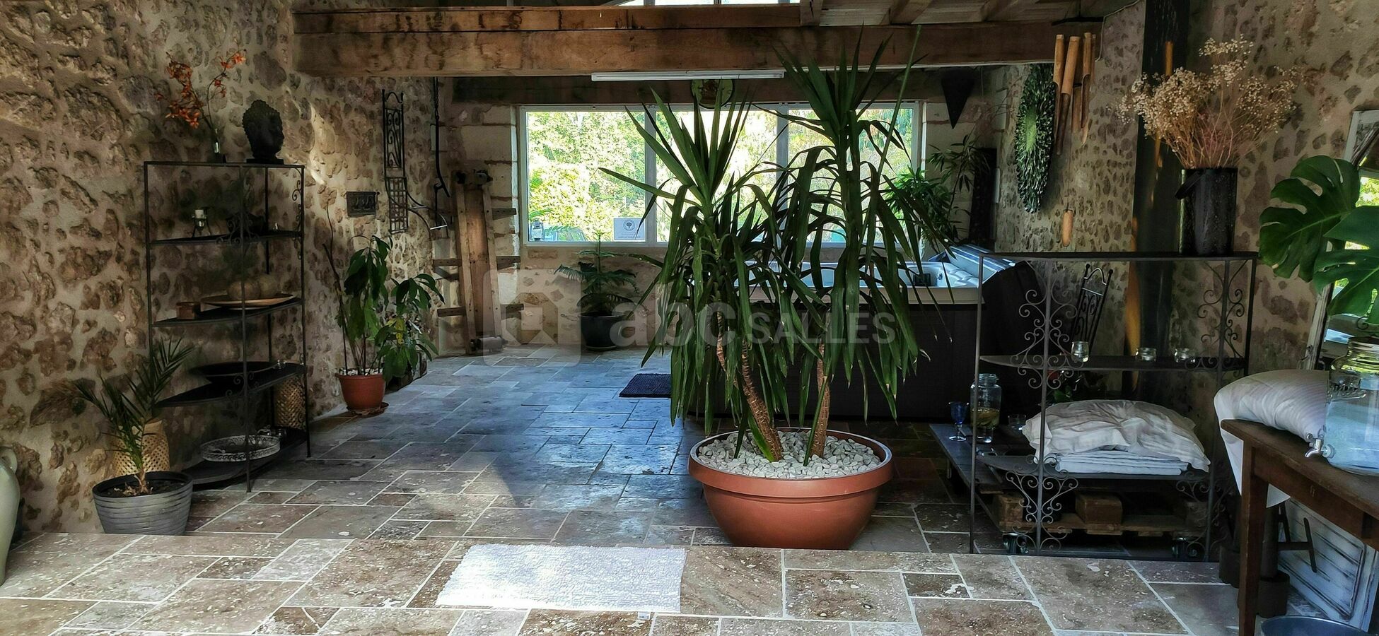 Salle de jacuzzi et massage