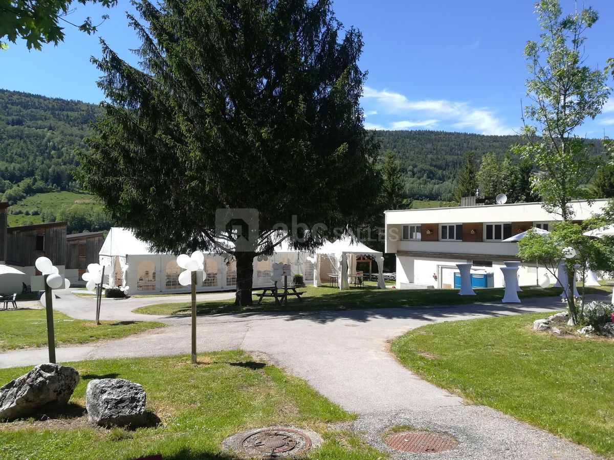 Photo parc avec chapiteau