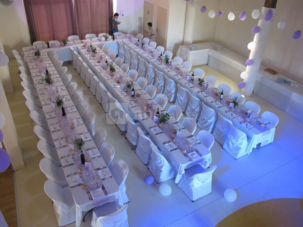 Les tables dressées dans la grande salle