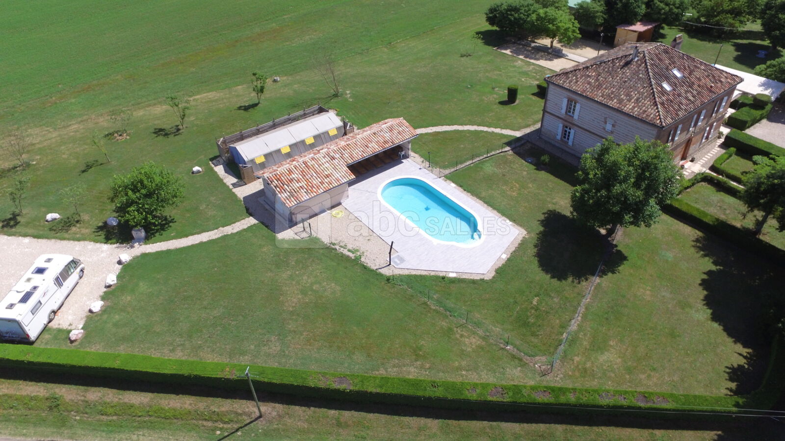 Piscine extérieure - aire camping car