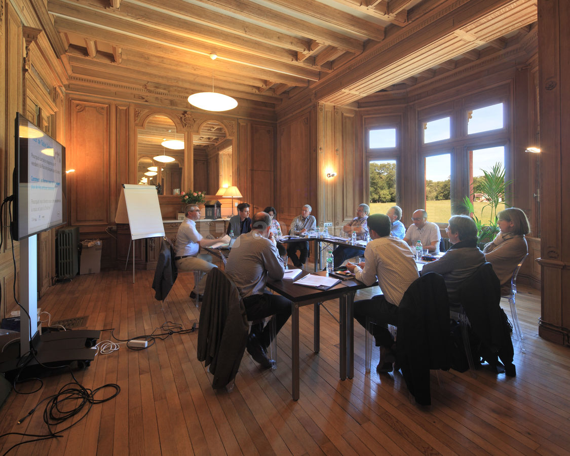 Réunion dans le salon Rotonde
