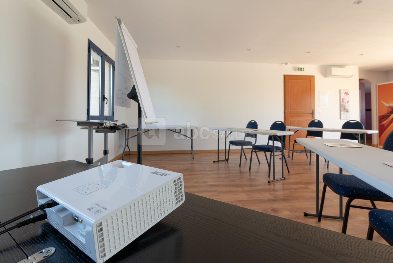 Vidéoprojecteur et 2 murs blancs de projection