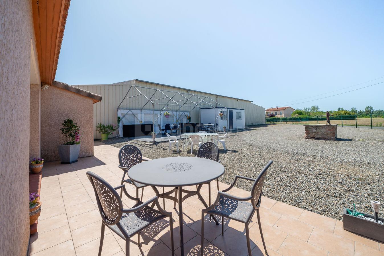 Terrasse et votre parking privé et clotûré pour 15 voitures