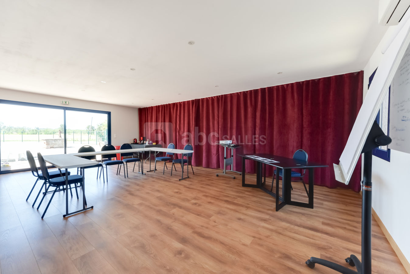 Salle de 50 m2 , parquet bois, grande baie vitrée