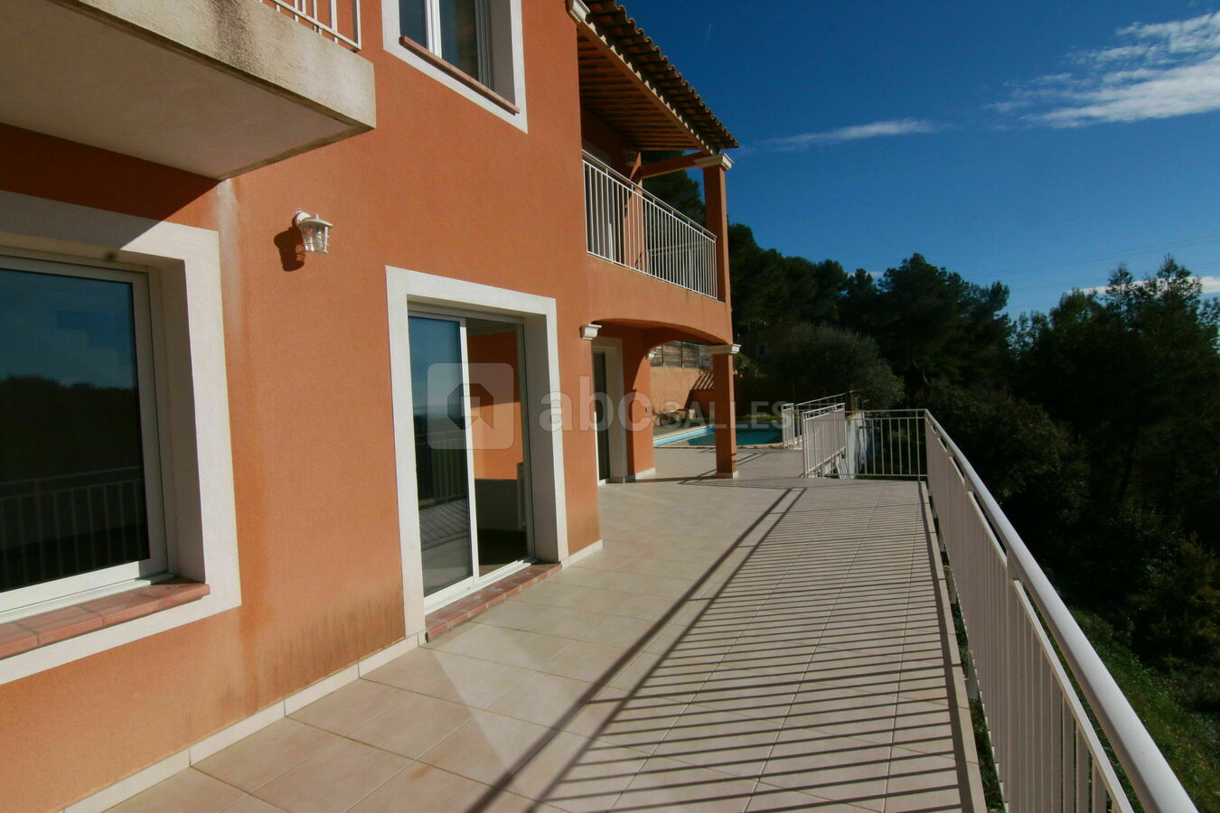 Terrasse version vide (à l'intérieur tout du long salle de réception)