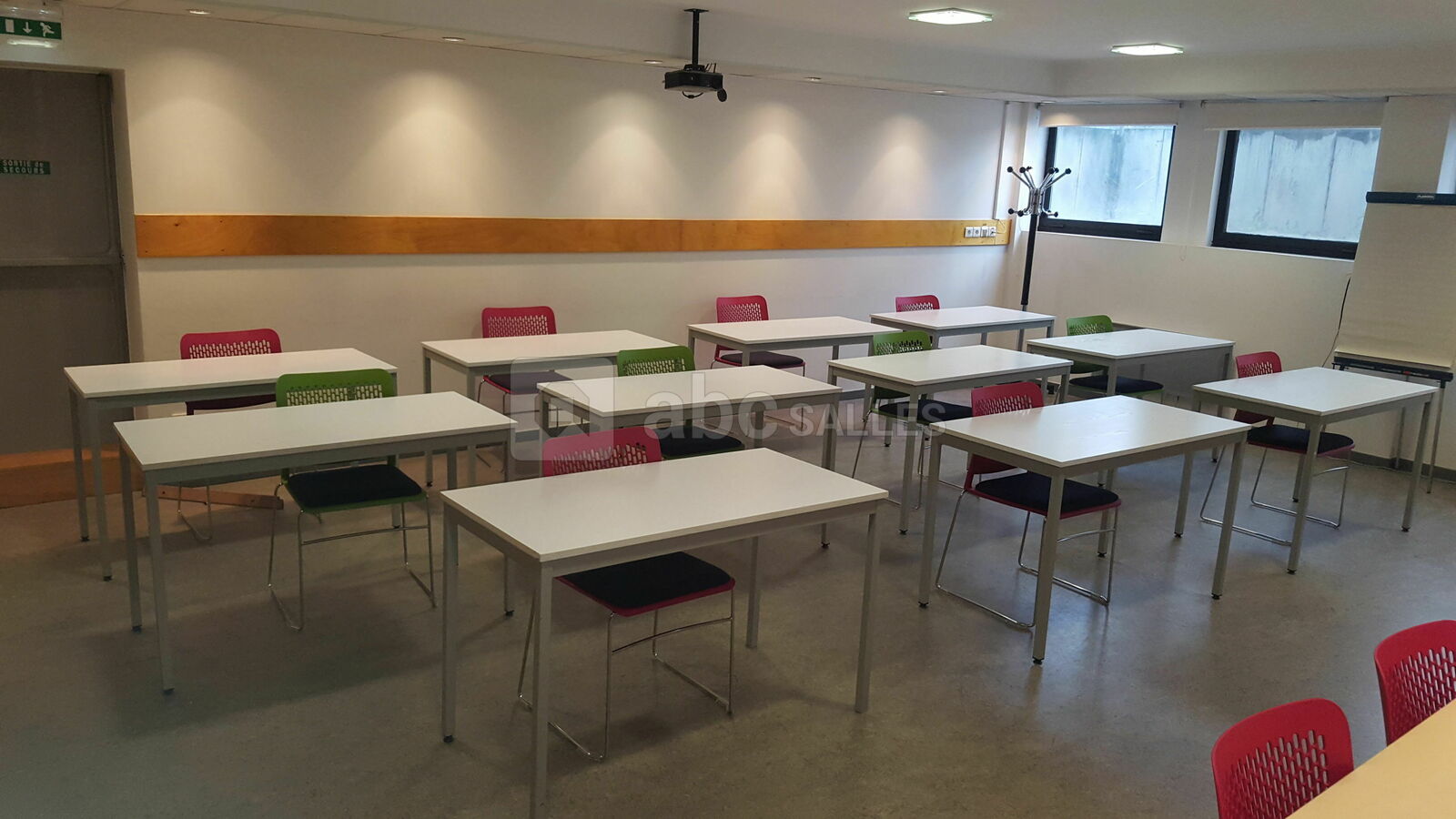 SALLE REMBRANDT EN CLASSE 12 PERSONNES