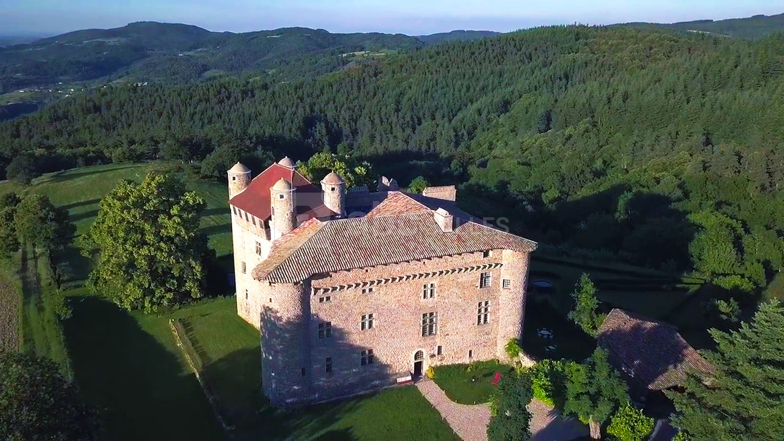 Le Château de Maisonseule et son parc privé de 97 hectares