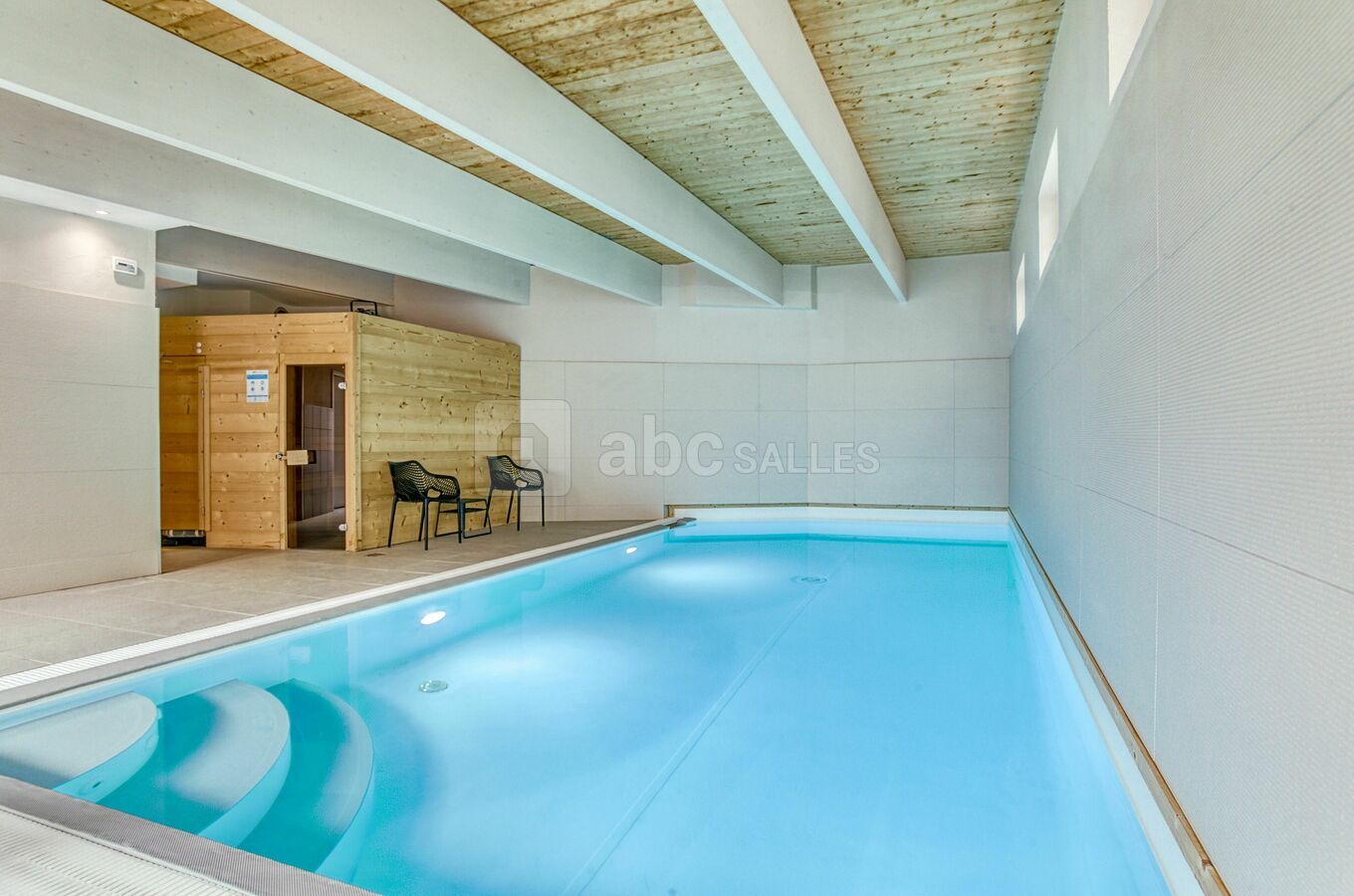 Piscine intérieure et sauna