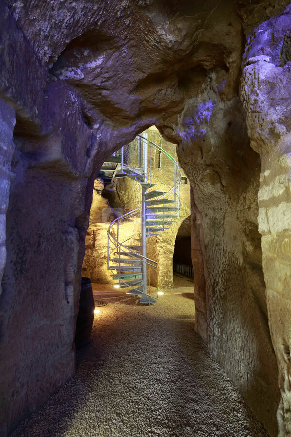Escalier reliant la cave au manoir