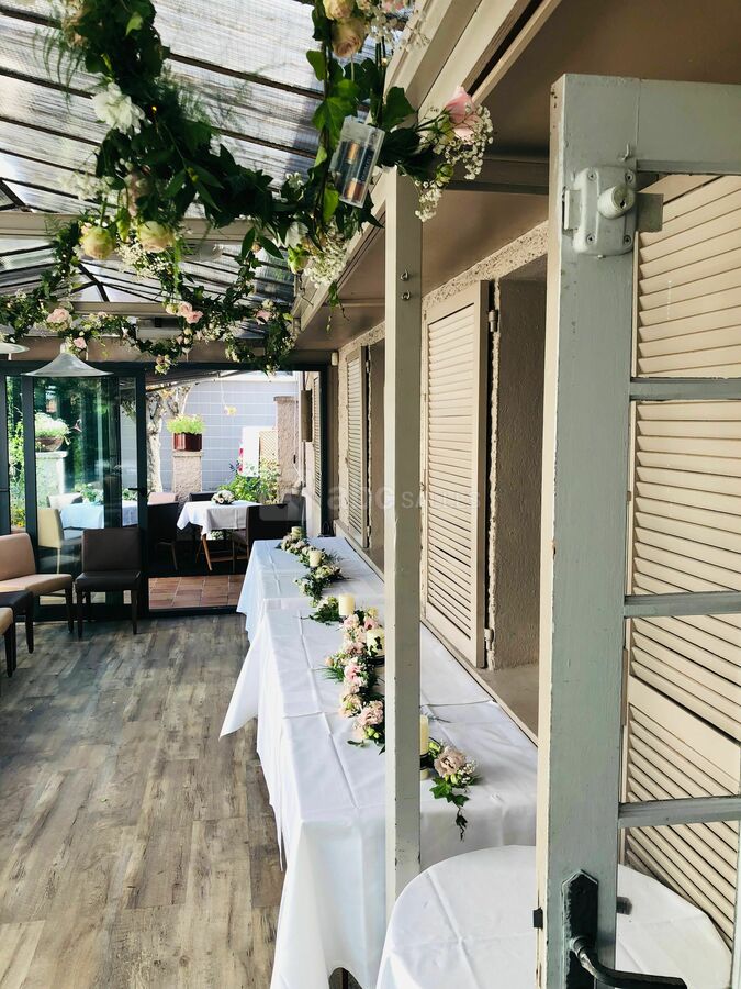 Notre véranda joliment décorée pour un mariage