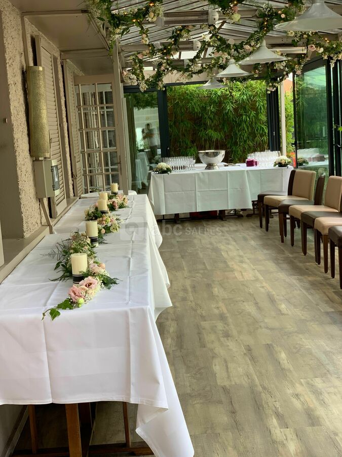 Notre véranda joliment décorée pour un mariage