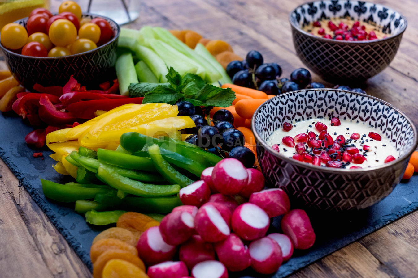 Plateau de crudités avec du hummus