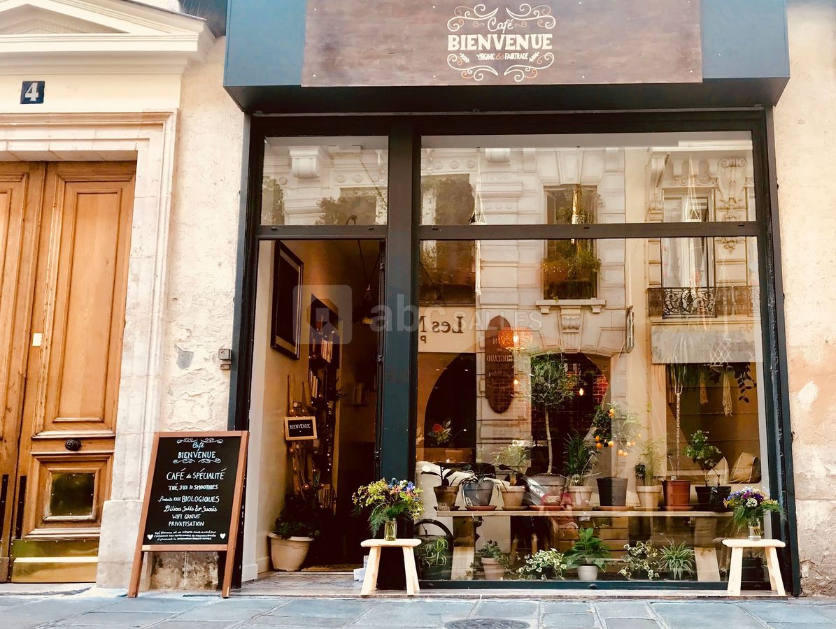 Devant le Café Bienvenue