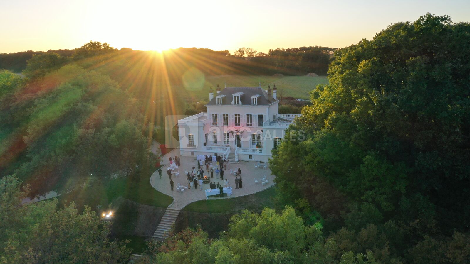 COCKTAIL DEVANT LA MAISON DE MAITRE