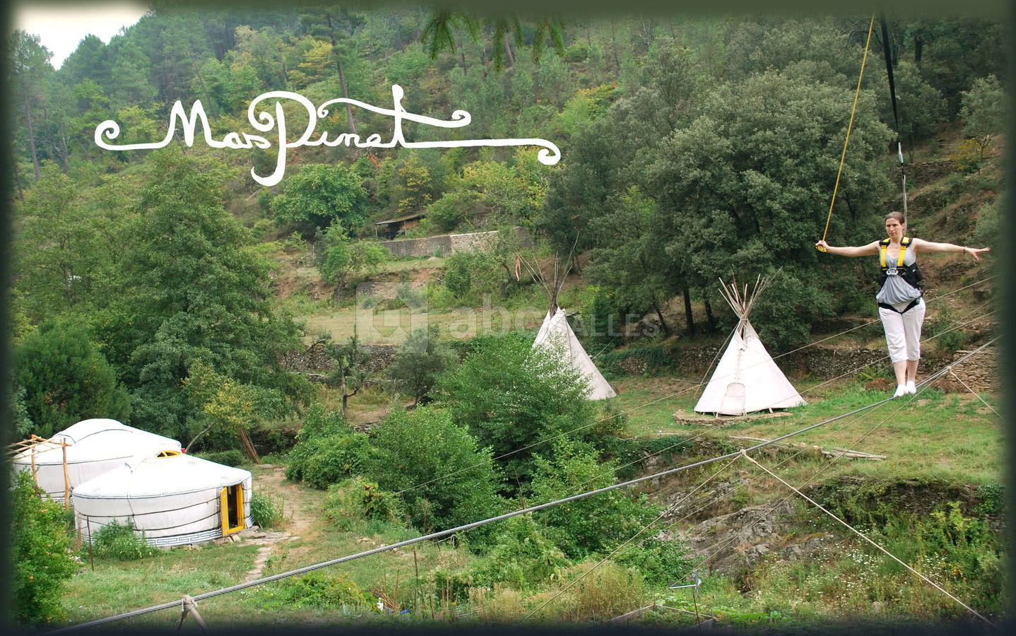 Mas pinet:yourtes, tipis et baptemes funambules. unique en france!