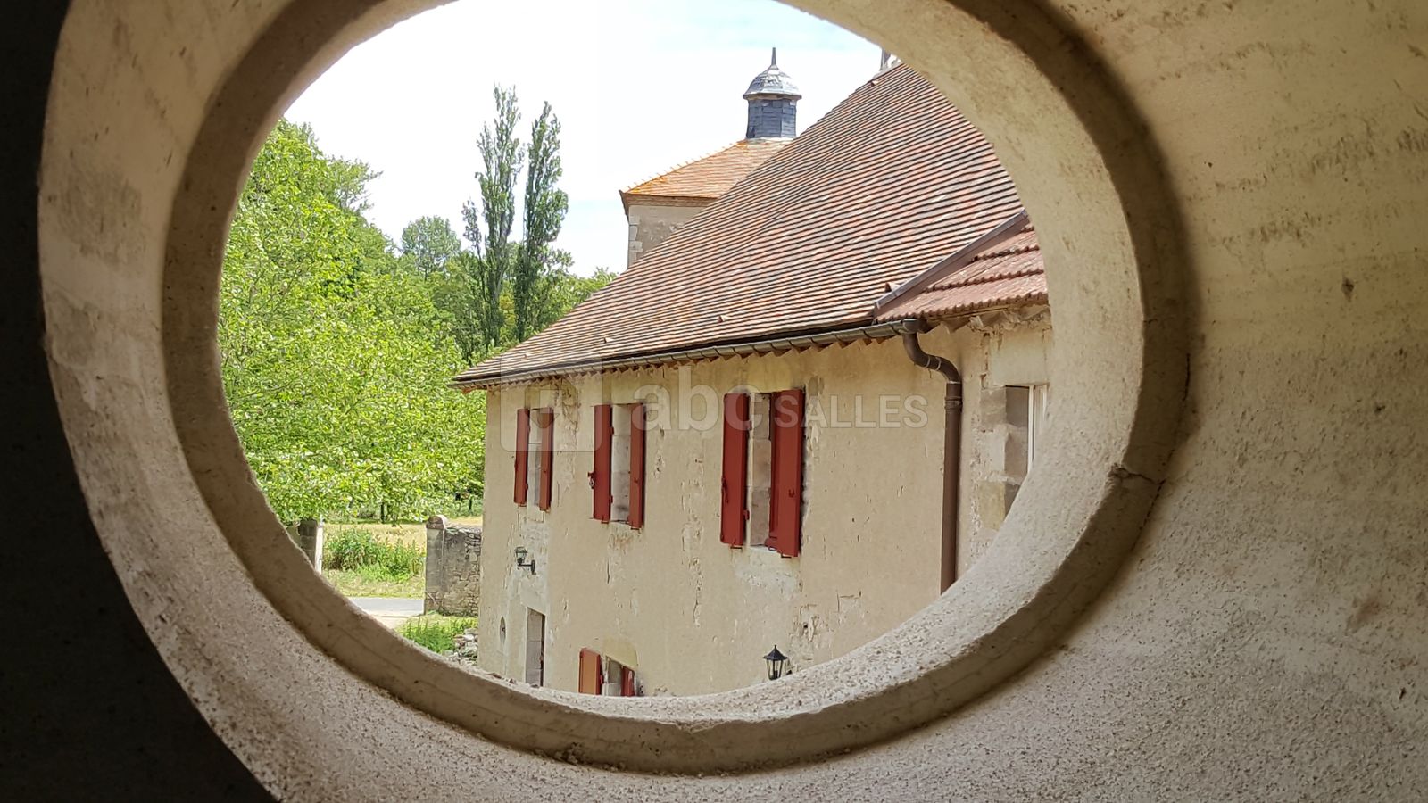 Le gîte vue de la grange de réception