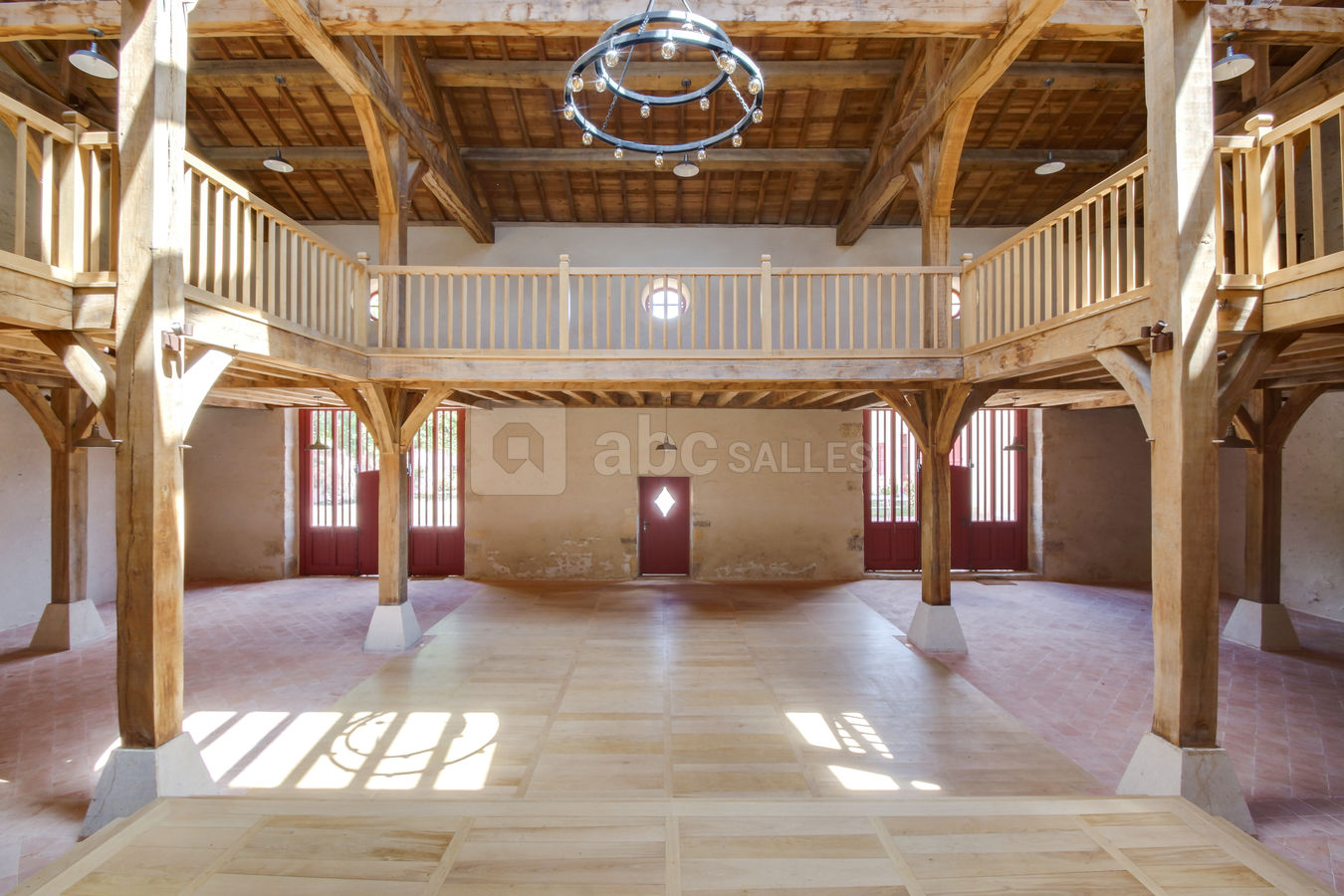 La salle de réception et sa mezzanine