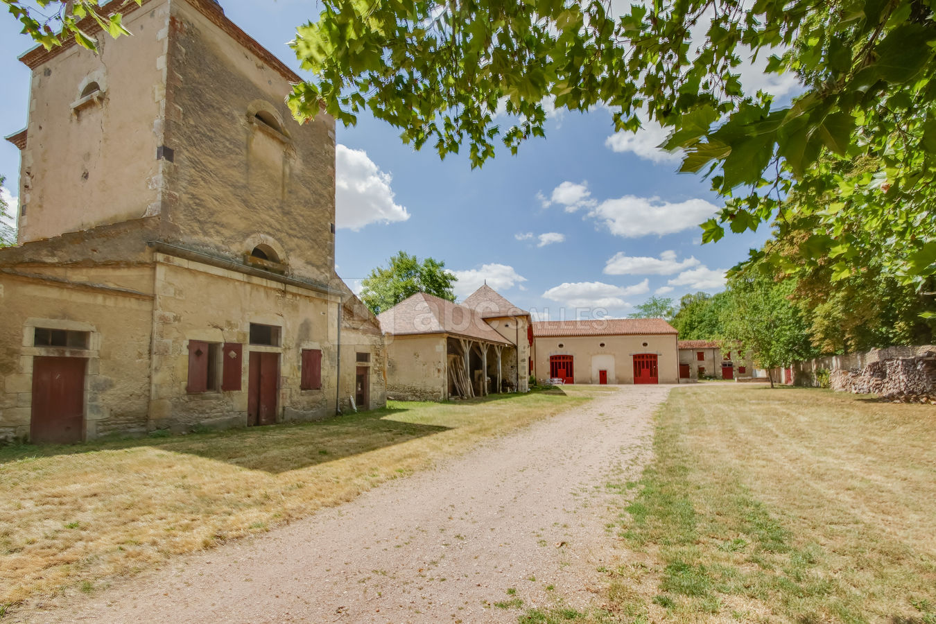 La cour de la ferme et le pigeonnier