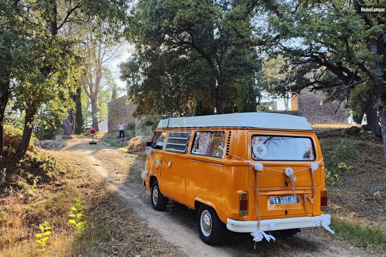 Arrivée en Van Volkswagen orange sur le Domaine.