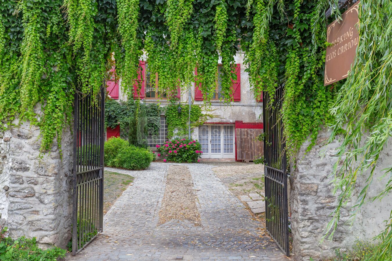 Entrée du parking privé