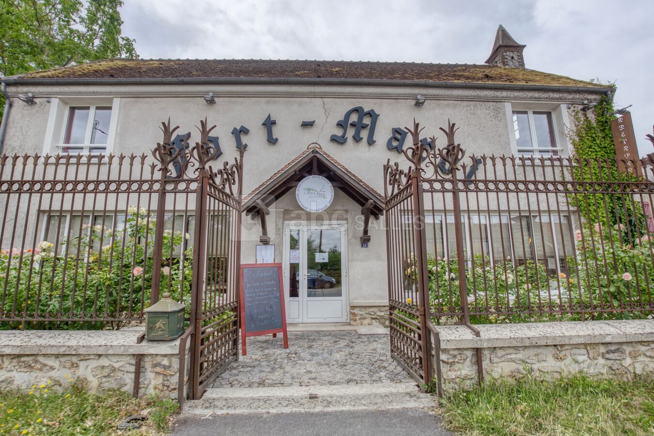 Entrée du restaurant avec l'ancienne grille du château de Durtal