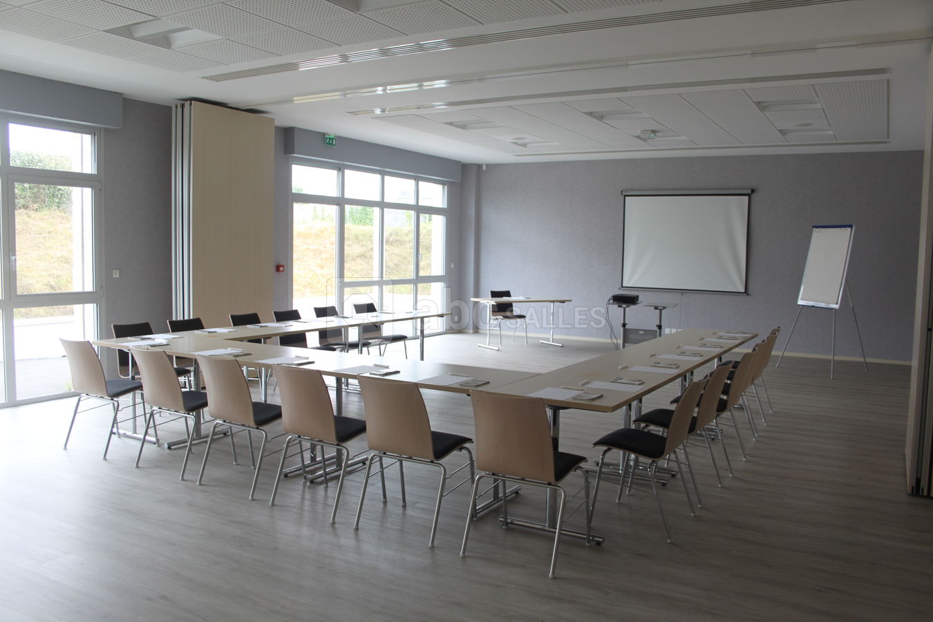 Salle de séminaire en disposition U