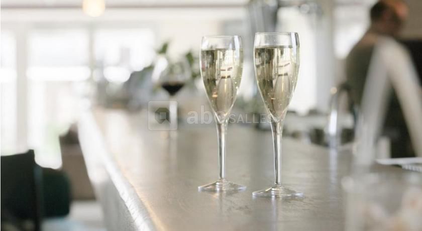 Coupe de champagne au bar de l'hôtel