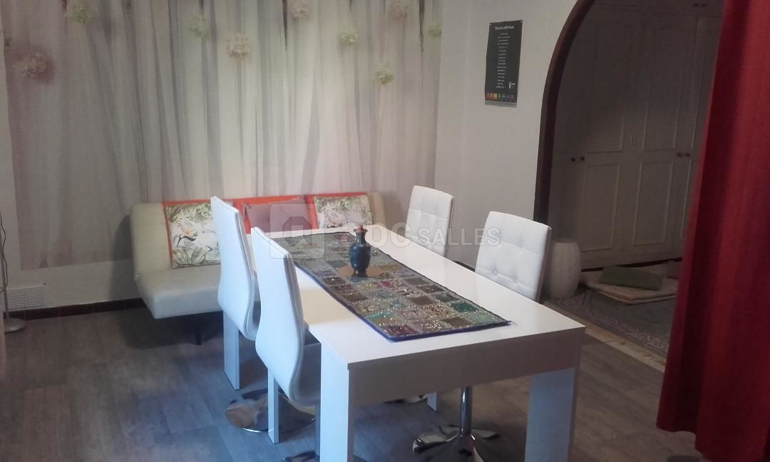 L'une des deux tables extensibles (capacité max. 15 p.)