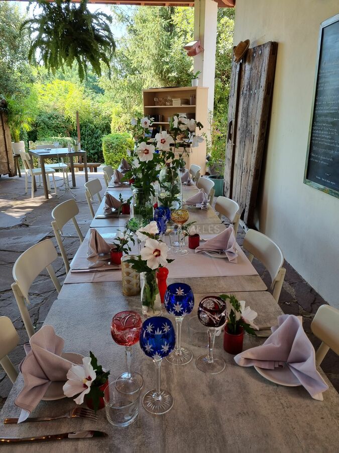 TABLE ANNIVERSAIRE DE MARIAGE SOUS LA TERRASSE COUVERTE
