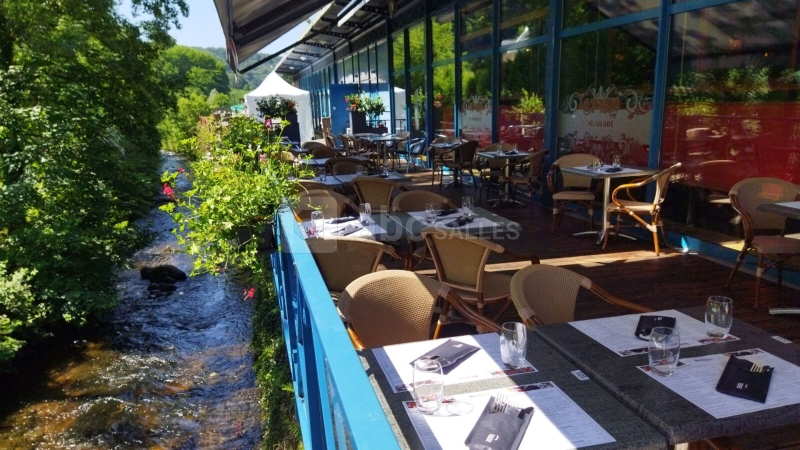 Terrasse agréable avec vue sur la rivière
