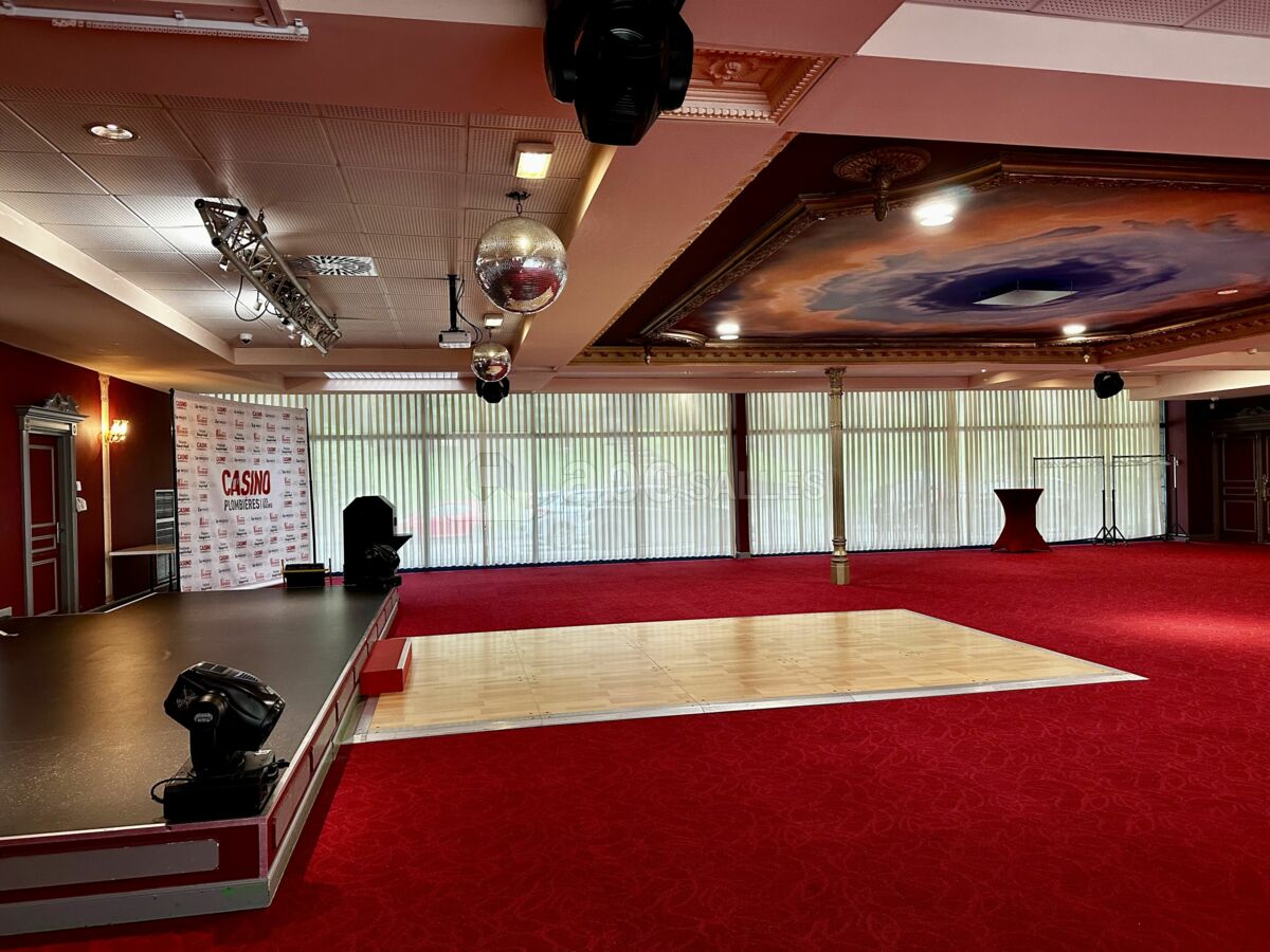Grand espace pour recevoir jusque 250 personnes