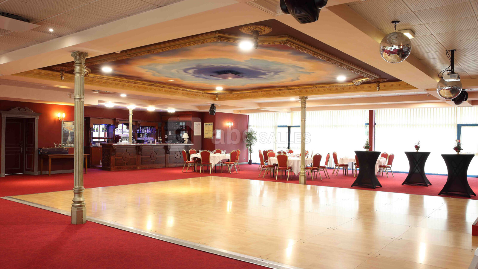 Grand espace avec piste de danse