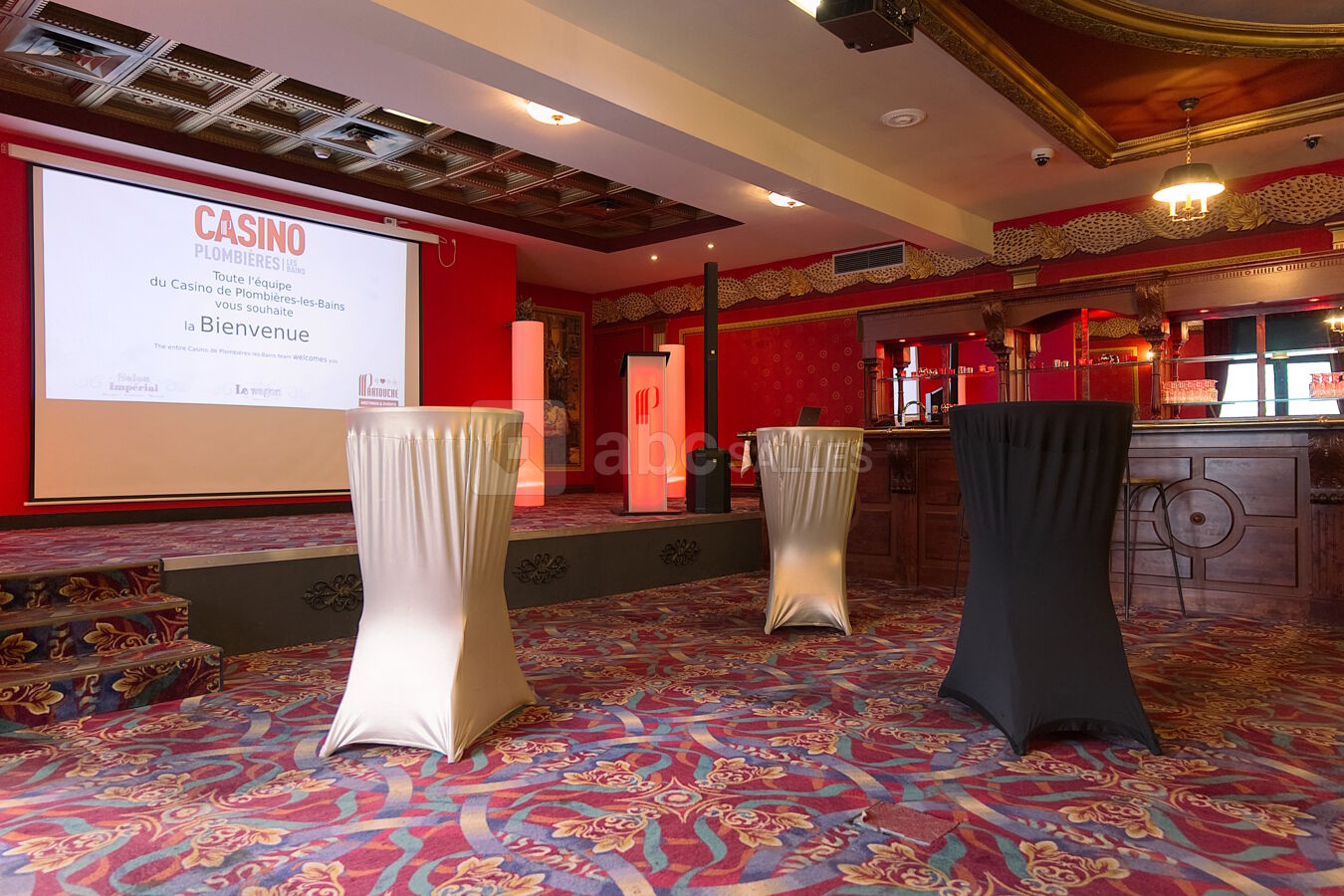 Une salle équipée pour un évènement intimiste