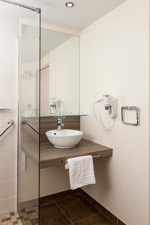 Salle de bain du Brit Hotel Foix
