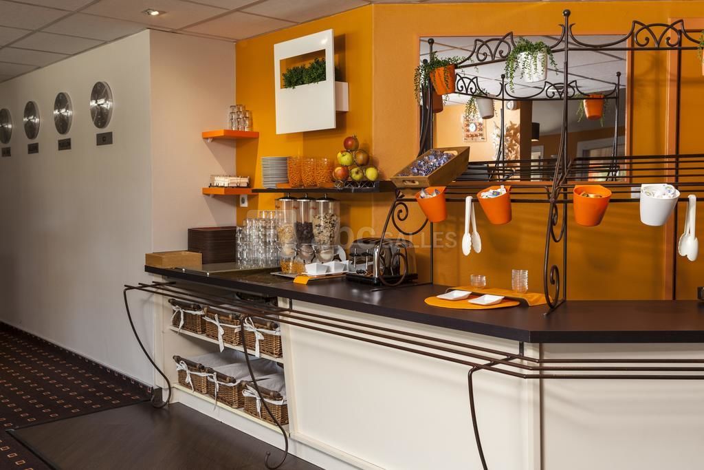 Salle de petit déjeuner du Brit Hotel Foix