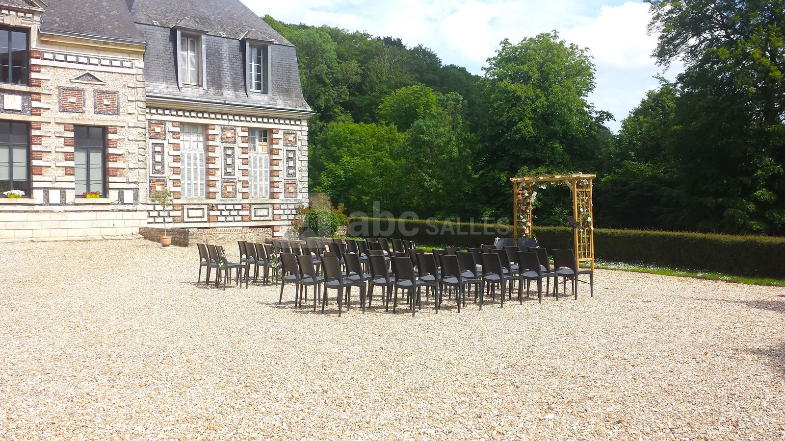 Cérémonie extérieure cour château