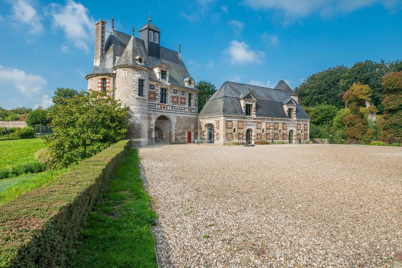Façade extérieure salles de réception et/ou de vin d'honneur + Cour du château