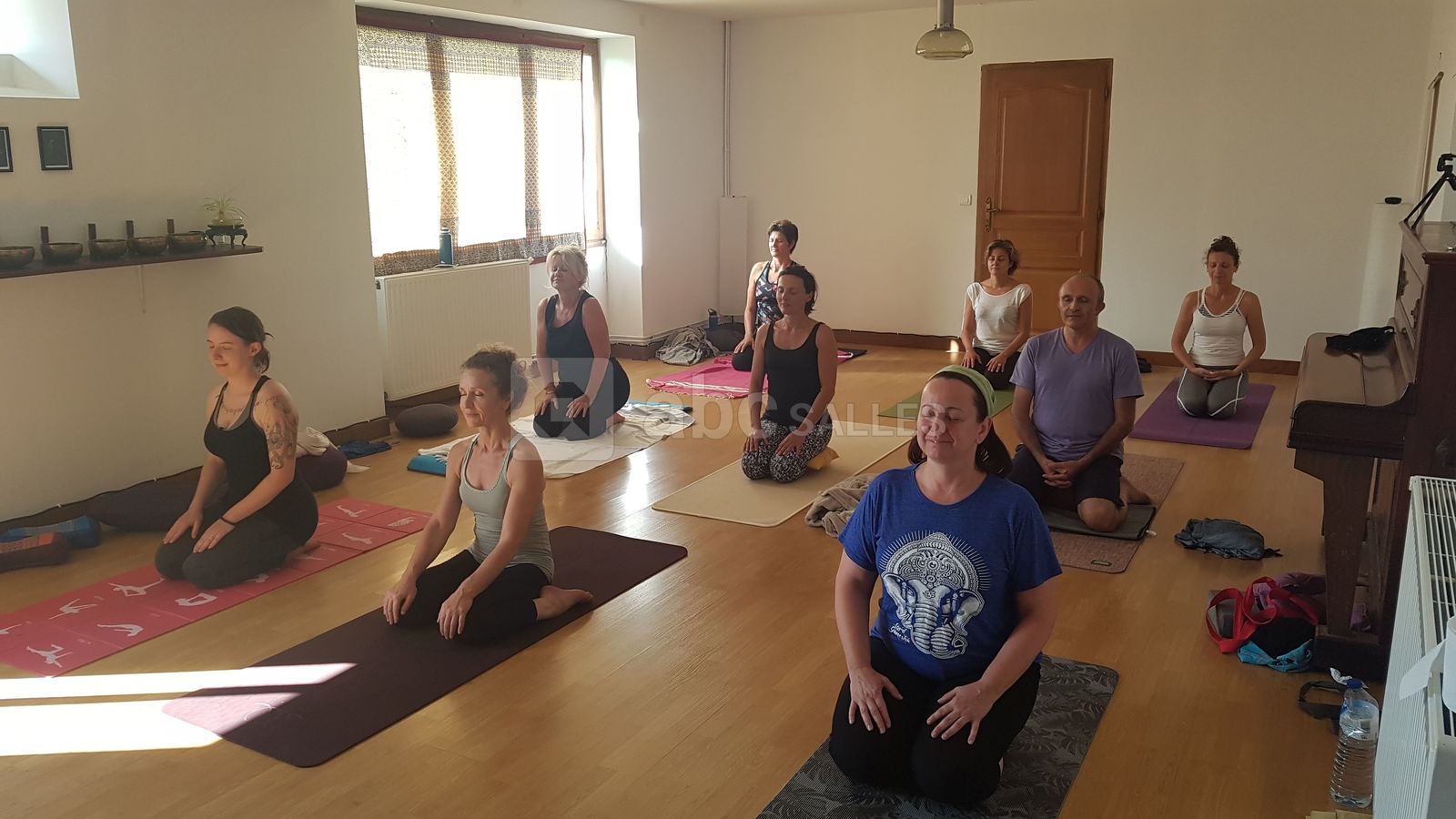 Salle aménagée pour le yoga